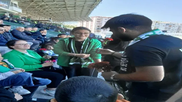 Denizlispor taraftarlarından kadınlara çiçek