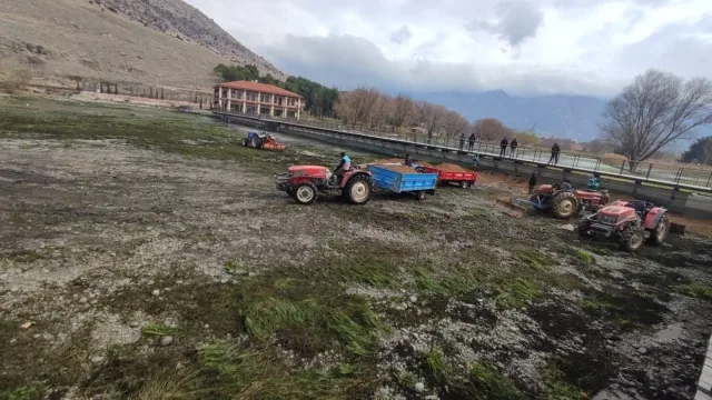 El Ele Verip Su Kaçağını İmece Usulü Tamir Ettiler