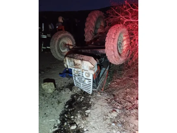 Devrilen traktörün sürücüsü öldü
