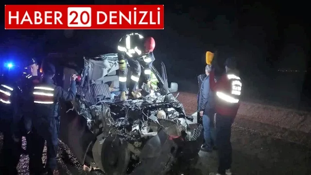 Tomruk yüklü kamyona arkadan çarpan otomobil sürücüsü hayatını kaybetti
