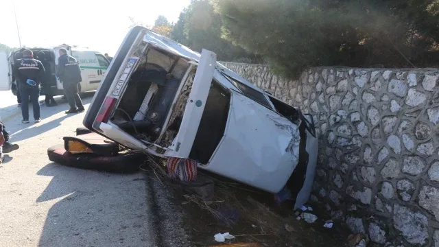 Refüjü Aşan Otomobil, Karşı Şeritteki İstinat Duvarına Çarptı: 1 Ölü, 1'İ Ağır 2 Yaralı