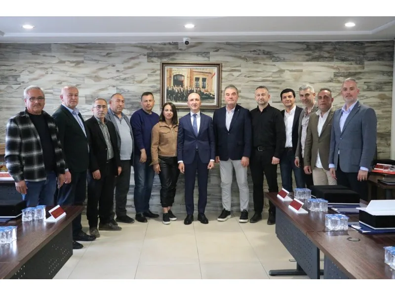 Başkan Özbaş’tan meclis üyelerine plaket