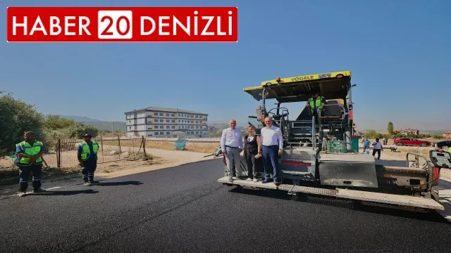 Pamukkale'de okul yollarına sıcak asfalt çalışması sürüyor