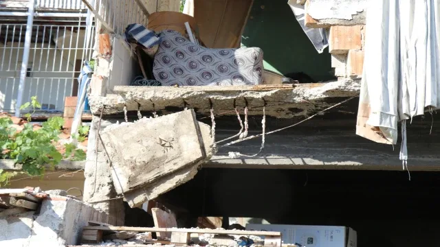 Taşıma işlemi yapılan evin balkonu çöktü: 3 yaralı