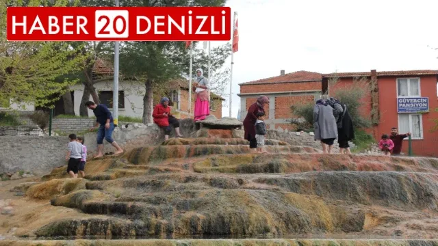 Şifalı kırmızı suya turist akını