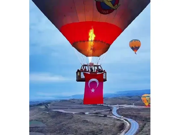Cumhuriyet coşkusunda balonlar Türk bayraklarıyla gökyüzüne yükseldi