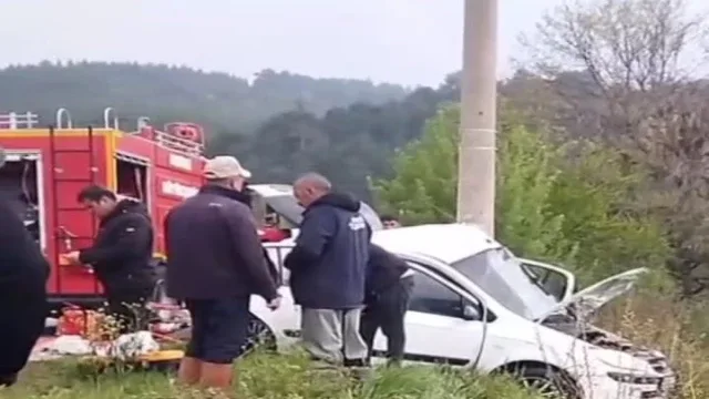 Denizli’de yoldan çıkan otomobil elektrik direğine çarptı; 2 ölü, 1 yaralı