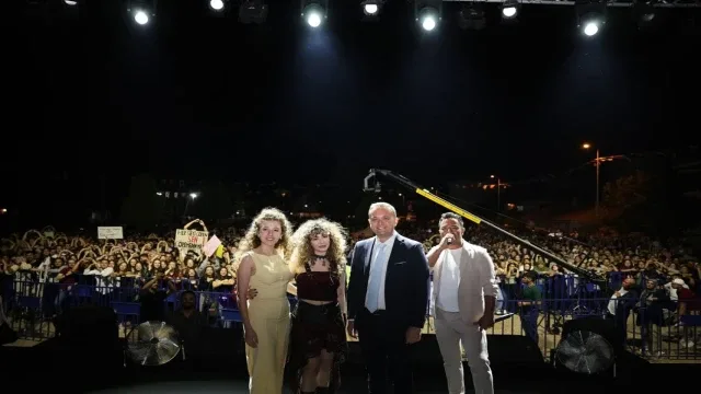 Sena Şener, 27. Çivril Elma Festivalinde unutulmaz bir gece yaşattı