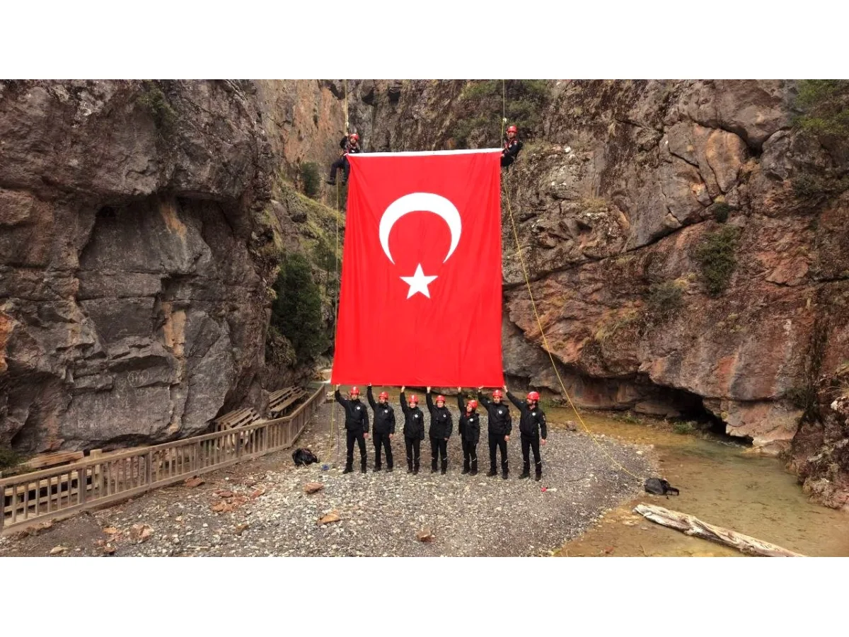 Acıpayam Kanyonunda dev Türk bayrağı dalgalandırıldı