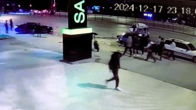 Kırmızı Işık İhlalinin Neden Olduğu Kazada Ortalık Savaş Alanına Döndü