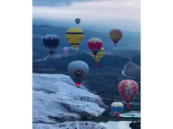 Cumhuriyet coşkusunda balonlar Türk bayraklarıyla gökyüzüne yükseldi