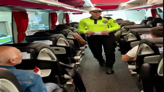 Polisten yolculara emniyet kemeri uyarısı