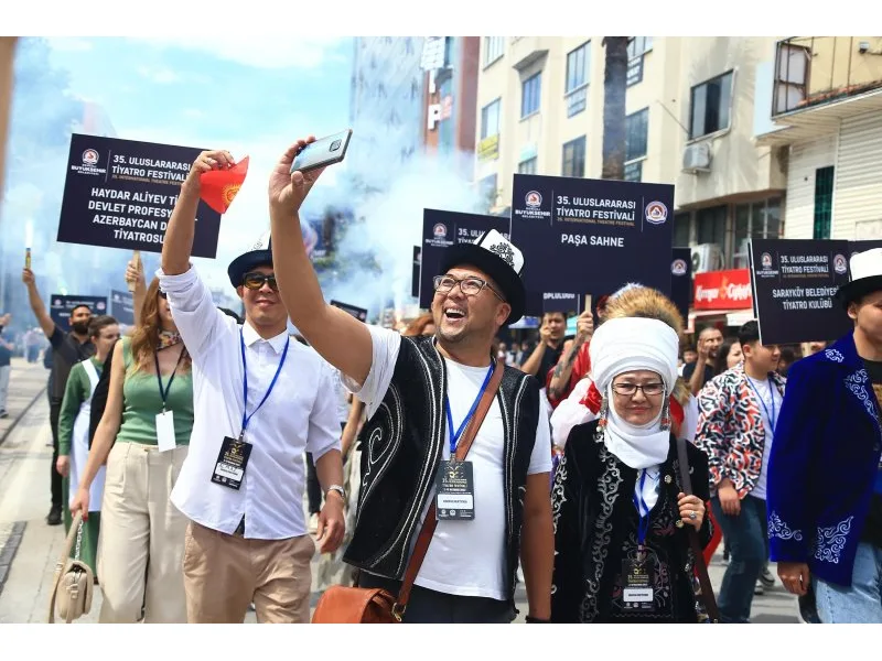 35. Uluslararası Tiyatro Festivali renkli görüntülerle başladı