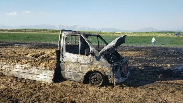 Sahibinden habersiz alınan saman balyaları kamyonet ile birlikte yandı