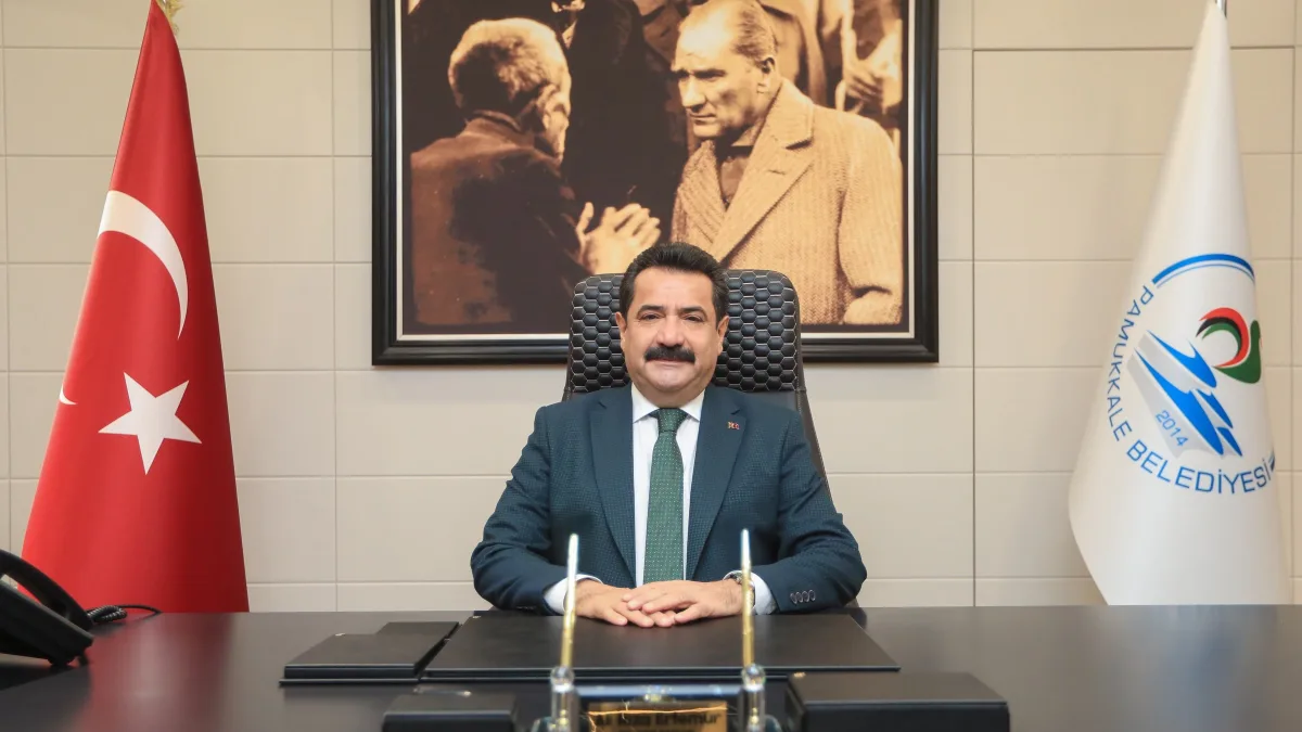 Pamukkale Belediye Baskani Ali Riza Ertemur makam masasinda oturuyor.