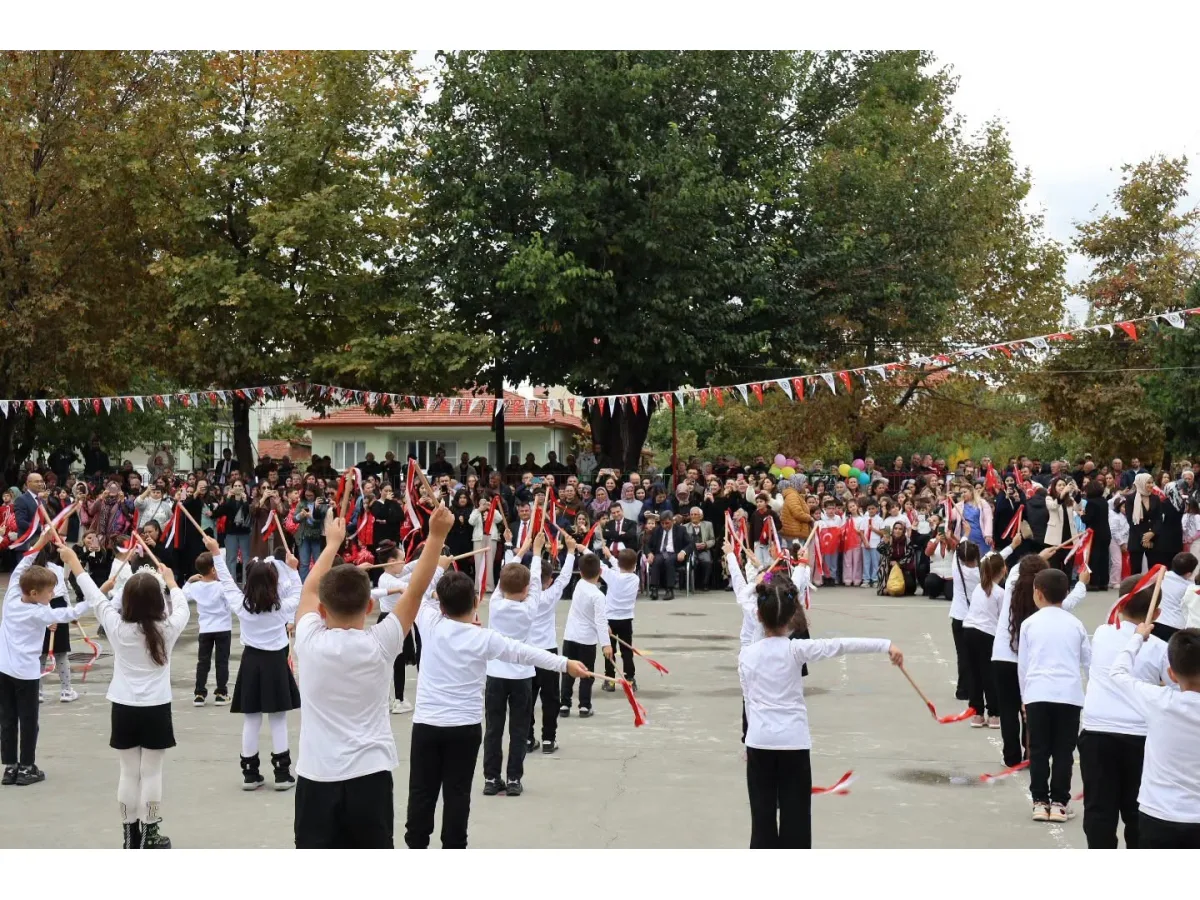 Çivril’de 29 Ekim coşkusu törenlerle başladı