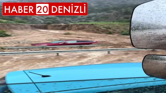 Selin dağlardan getirdiği çamur 2 aracı böyle yuttu