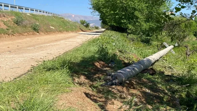 Elektrik direğine çarpan otomobil hurdaya döndü; 2 ölü 1 yaralı
