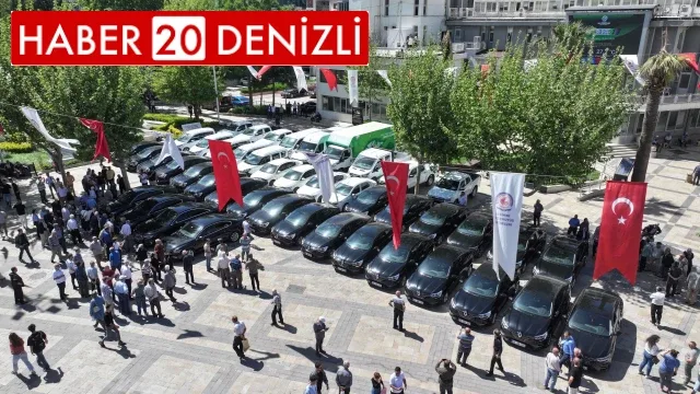Denizli'de belediyenin ihtiyaç fazlası araçları meydanda sergilendi