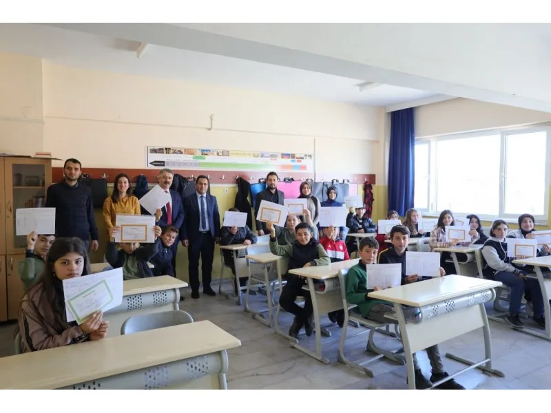 Kale Belediye Başkanı Mehmet Salih Sağınç Öğrencilerin Karne Heyecanına Ortak Oldu