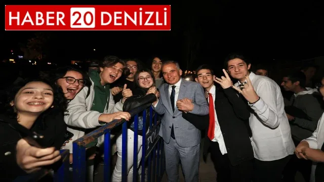 Gençler hem söyledi, hem eğlendi