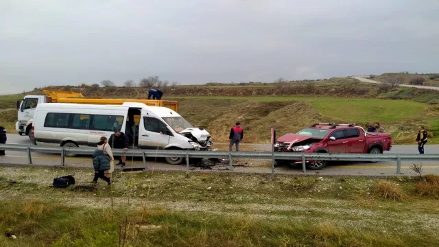 Yolcu Minibüsü ile Pickup Kafa Kafaya Çarpıştı; 5 Yaralı