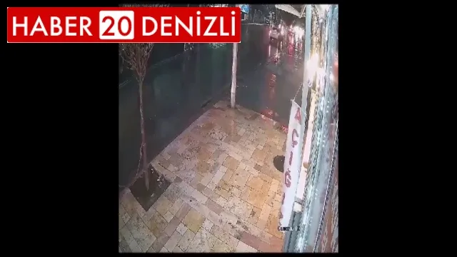 Otomobilin çarptığı 2 kadın yola savruldu