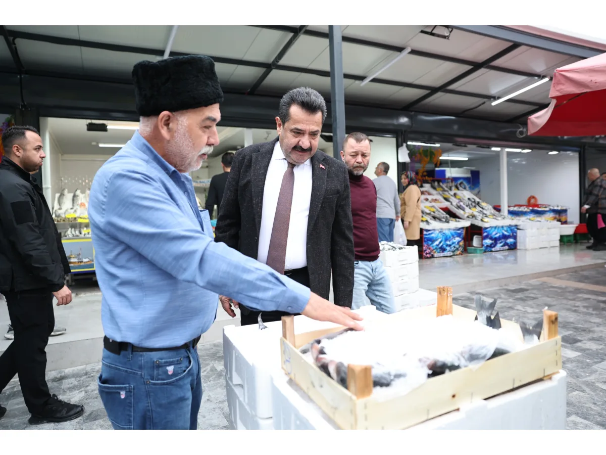 Pamukkale Belediyesinin yeni balık halinde inceleme yapan Başkan Ali Rıza Ertemur ve beraberindekiler.