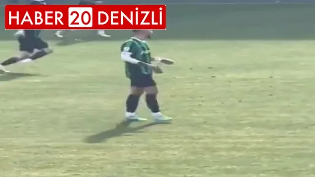 Sahadaki futbolcunun elindeki telefon sosyal medyada gündem oldu