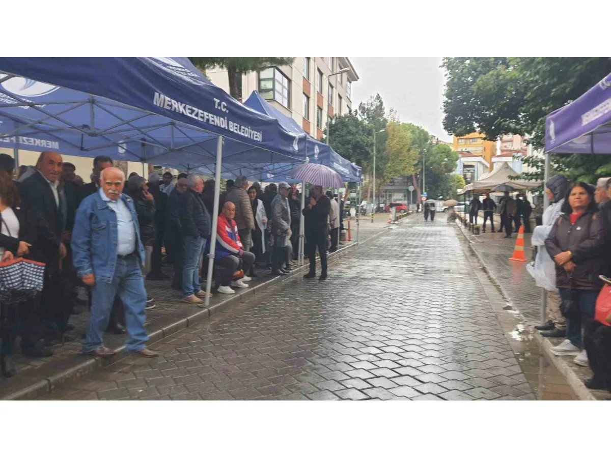 Başkan Doğan’ın destekçileri ikinci günde de belediye önünde buluştu