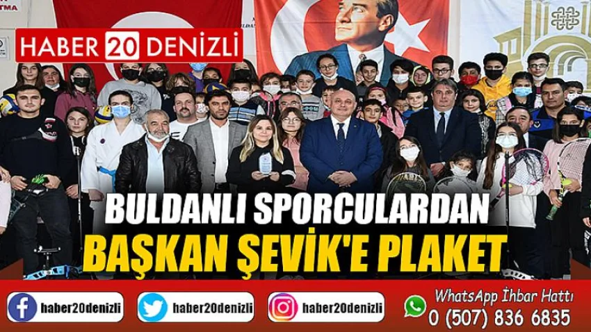 Buldanlı sporculardan Başkan Şevik'e Plaket