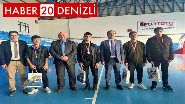 Satranç turnuvasının kazananları madalyalarını aldı