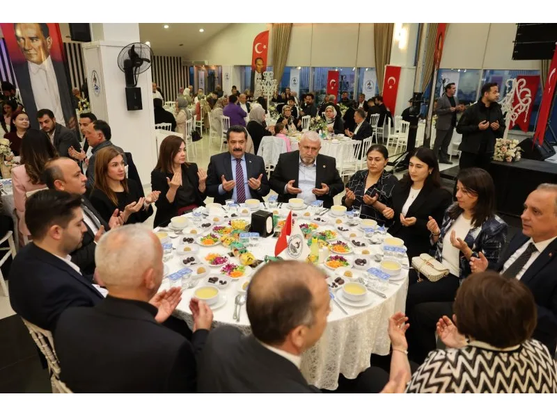 Pamukkale Belediyesi personeliyle geleneksel iftar yemeğinde bir arada