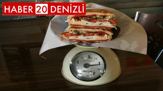 Yaptığı tostu kiloyla satıyor