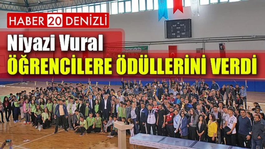 Niyazi Vural Öğrencilere Ödüllerini Verdi