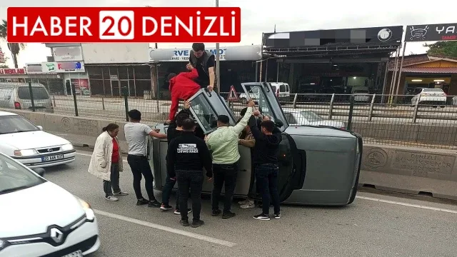 Yan yatan otomobildeki gençleri vatandaşlar kurtardı
