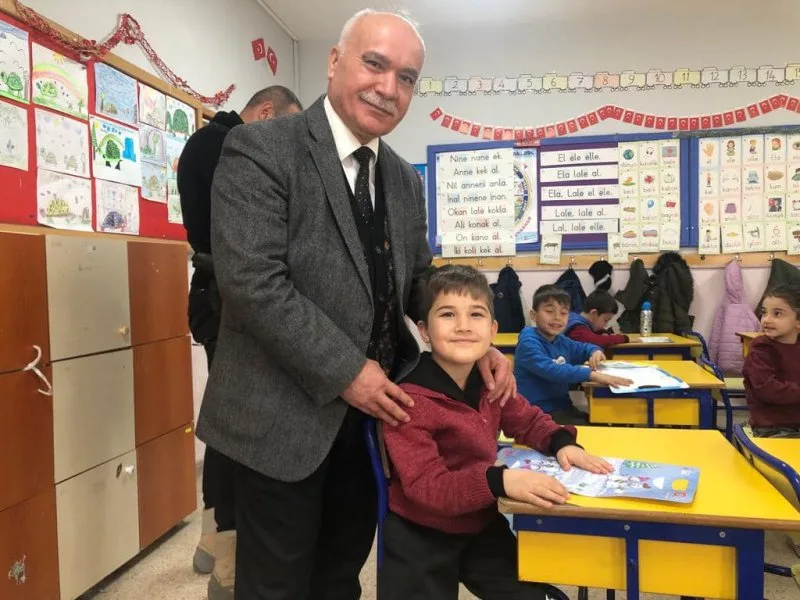 Başkan Yılmaz,Fatih İlkokulu/Anaokulu’nda karnelerini alarak yarıyıl tatiline giren öğrencilerin karne heyecanlarına ortak oldu