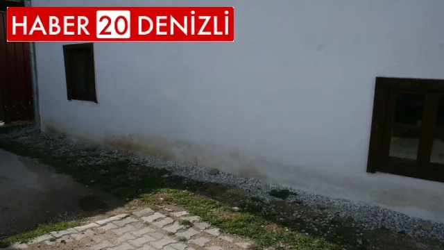 Restore edilen tarihi cami rutubete yenik düşüyor
