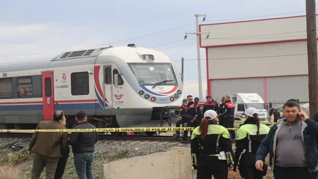 Denizli’de Trenin Çarptığı Adam Hayatını Kaybetti