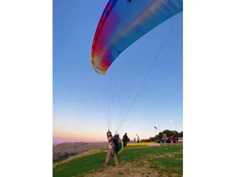 Paraşütçü kaymakam şalvar giyip üzüm topladı