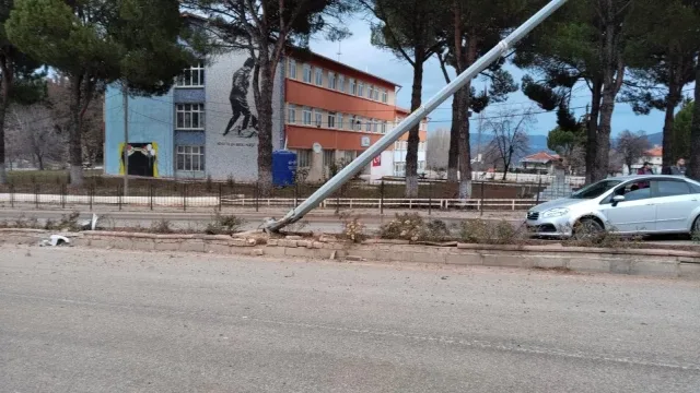 Kontrolden Çıkan Otomobil Aydınlatma Direğine Çarparak Durabildi