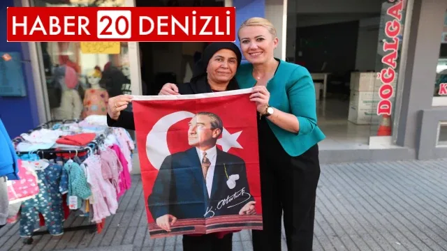 Başkan Şeniz Doğan, 29 Ekim öncesi vatandaşlara bayrak hediye etti