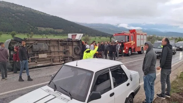 Tekstil işçilerini taşıyan minibüs karşı şeride geçerek otomobille çarpıştı: 1’i ağır 13 yaralı
