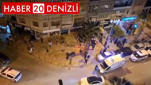 Kimseye aldırmadan birbirlerini acımasızsa bıçakladılar