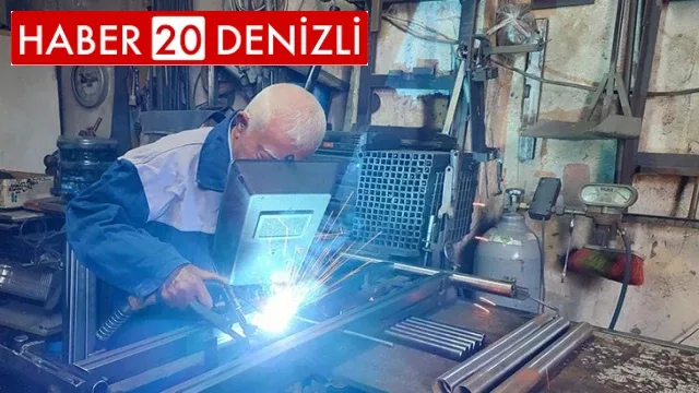 85 yaşındaki emekli öğretmen, kurduğu atölyede akıllı sehpa üretiyor