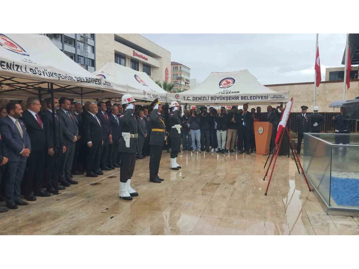 Denizli’de Cumhuriyet Bayramı kutlamaları çelenk töreniyle başladı