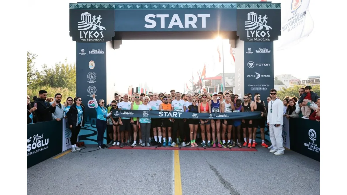 Lykos Yarı Maratonu start çizgisinde bekleyen sporcular ve katılımcılar