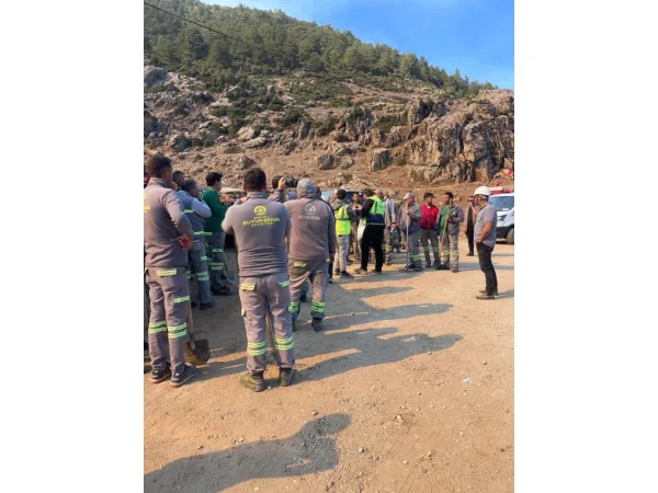 Denizli'deki orman yangınını söndürmek için vatandaşlar seferber oldu