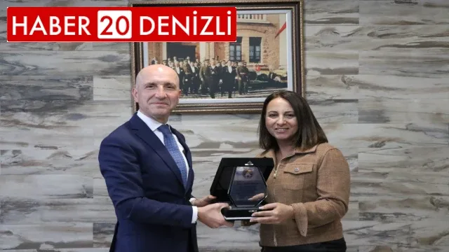Başkan Özbaş’tan meclis üyelerine plaket