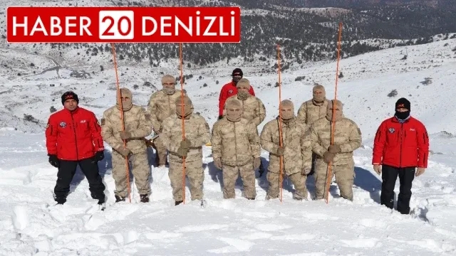 Jandarmadan nefes kesen çığ tatbikatı